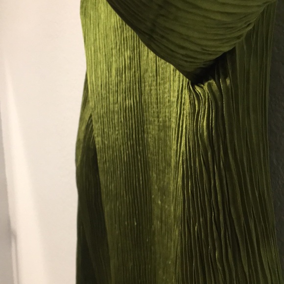 Allison Taylor Green blouse. - Picture 6 of 9